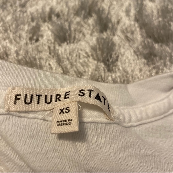 Urban Outfitters White Flowy Shirt with Flower - Picture 3 of 3